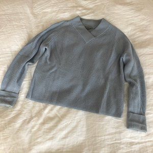baby blue COS v-neck sweater 💙 size M